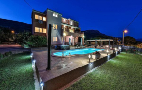 Villa Lioness in Kastel Luksic, playground & pool